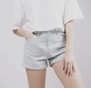 NUEVO Pantalones Cortos Levi's Azul Claro Enrollado Puños 3" Entrepierna Cintura Alta Talla 28 Mamá - Imagen 1 de 6