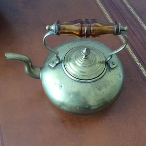 Antique brass kettle with amber handle / with brass trivet stand. - Picture 1 of 3