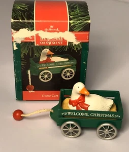 Andenken Christbaumschmuck Gänsewagen Willkommen, Handarbeit 1990 Neu in OVP - Bild 1 von 4