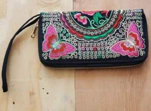Cartera multicolor bordada mariposa y rosa con cremallera alrededor - Imagen 1 de 8
