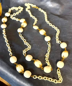 iconica lunga collana in smalto bianco vintage americana anni 60 firma Trifari - Imagen 1 de 5