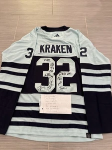 Camiseta del equipo Seattle Kraken firmada 2025/26 Wright Burakovsky Campbell Daccord etc. - Imagen 1 de 2