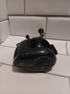 ZEBCO ADVENTURE BAITCASTING FISHING REEL GREEN  - Picture 1 of 5