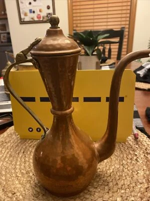 Cafetera/tetera vintage ornamentada con motivo de cobre martillada a mano con acabados de latón Foto 1 de 4