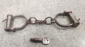 Alte Handschellen Vintage Schlüssel Eisen leicht rostig Handschelle und Schäkel Geschenk - Bild 1 von 3