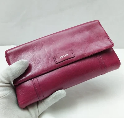Cartera plegable con ventana de identificación de tarjeta de crédito de cuero magenta fósil Foto 1 de 4