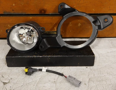 Левая светодиодная противотуманная фара для Toyota C-HR LH 2018–2019 годов выпуска с кронштейном PT857-42193 - Изображение 1 из 4