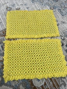 Vtg Handmade Crochet Set Of 2 Placemats Daisy Loop Yellow - Picture 1 of 7