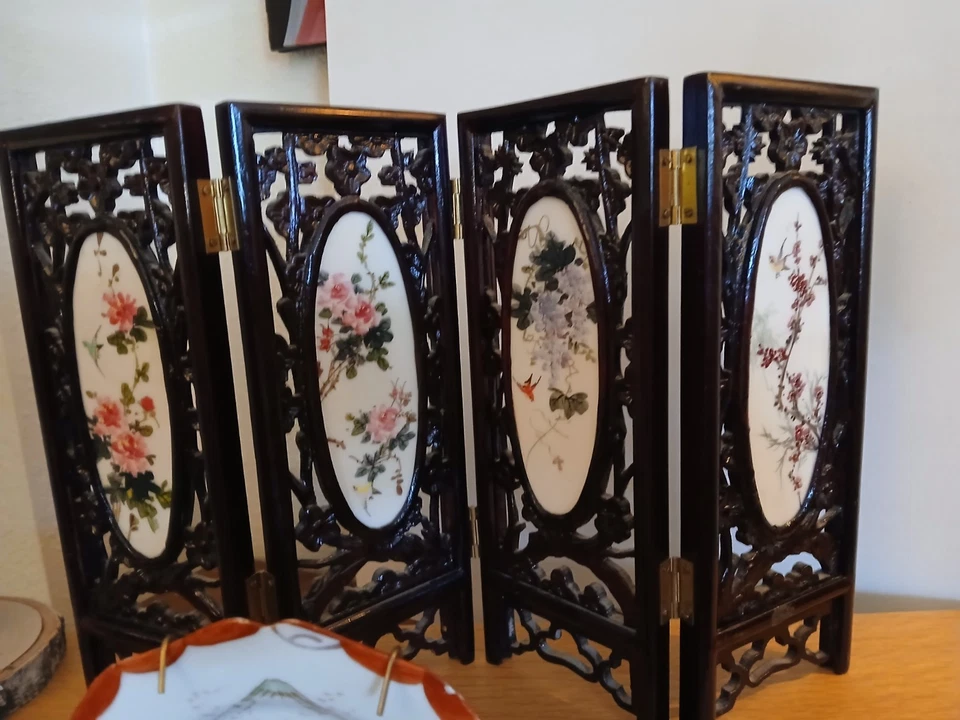 "Mini arte de mesa floral de 4 paneles asiático con bisagras pantalla detallada geisha niñas 12"" de alto" Foto 1 de 3