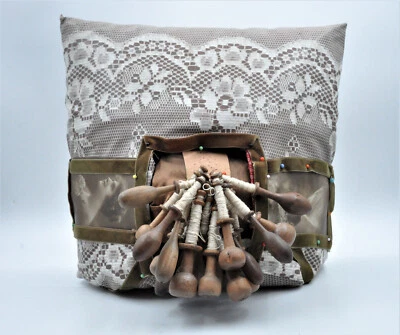 Ancien coussin de dentellière et ses fuseaux collection couture tricot crochet - Photo 1/4