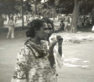 Foto Real De Colección Noumea Nueva Caledonia Mujeres compartiendo un festival secreto - Imagen 1 de 2