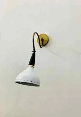 Aplique de pared de latón de mediados de siglo italiano Diabolo blanco y negro luz de pared flor Foto 1 de 4