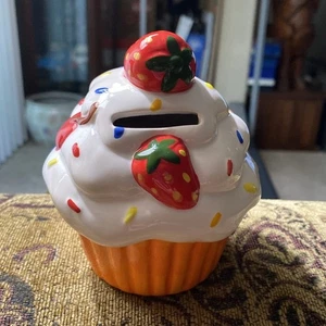 Keramik mattierter Cupcake mit Erdbeerdeckel Münzbank Vintage 4 Zoll - Bild 1 von 12