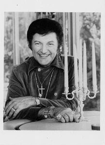 Liberace 1973 Photo by Ulvis Alberts POSTCARD Pianist Performer Extraordinare - Picture 1 of 1