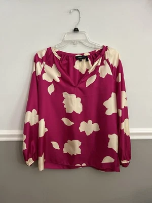 Top Theory rosa oscuro magenta abierto cuello en V en seda estampado de pétalos talla pequeña Foto 1 de 4