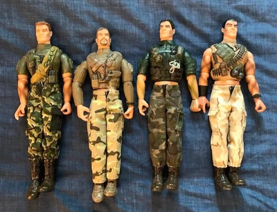 Lote de 4 figuras y ropa de hombre militar Lanard The ULTRA Corps 12" 2002/2003 de colección Foto 1 de 4