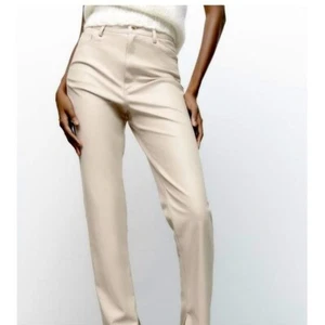Pantalones acampanados ajustados tiro súper alto ZARA imitación cuero talla 2 34 largos marfil crema - Imagen 1 de 14