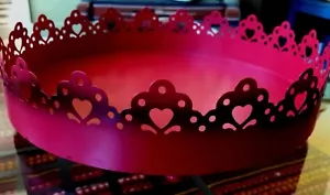 "Bandeja de exhibición de metal rojo 11"" recortada borde corazón pies de bola envejecida como nueva" - Imagen 1 de 5