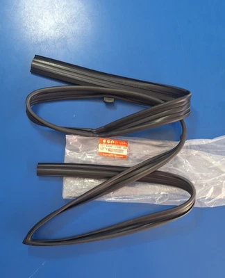 SUZUKI GRAND VITARA 1999-2005 OEM FRONT RIGHT RUN CHANNEL 83660-67D00-000 - Image 1 of 3