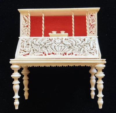 Secretária de ossos esculpidos em miniatura para casa de bonecas artesanal - Imagem 1 de 4