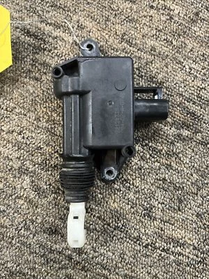 Actuador de cerradura de puerta delantera derecha Saturn SL 2002 B107 Foto 1 de 3