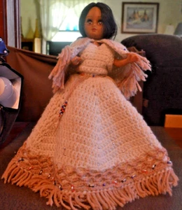 De colección. Muñeca nativa americana con vestido, pantalón y chal de ganchillo a mano; soporte - Imagen 1 de 7