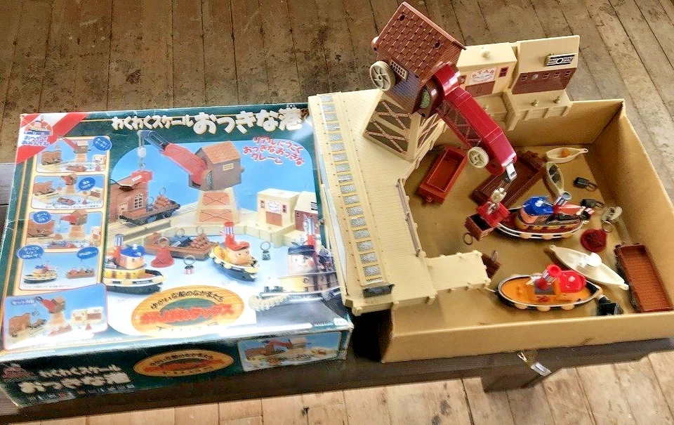 Remolcadores escala Wakuwaku Amigos de un barco agradable puerto grande con figura TAKARA en caja Foto 1 de 4