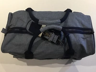 LONA TRUE RELIGION TR CHAMBRAY ÍNDIGO YCBYDUFFLE NUEVA CON ETIQUETAS OS $149 CALIDAD PREMIUM Foto 1 de 4