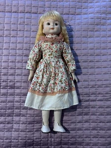 Muñeca de porcelana de 15 pulgadas con estampado de flores rosadas vestido y lazo rosa cabello rizado - Imagen 1 de 7