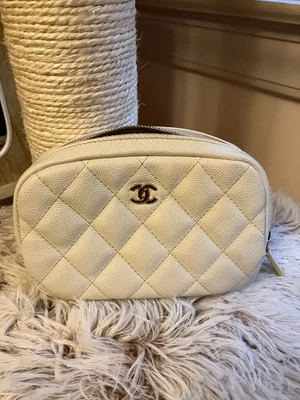 Chanel Marfil Caviar Curvy Cosmetic Bolsa Acolchada, Serie 31, Excelente Estado Foto 1 de 4