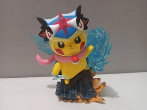Pikachu Cosplay Poncho Greninja Estatua Figura Coleccionable Pokémon Resina Regalo - Imagen 1 de 8