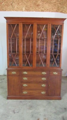 Armário de porcelana Henkel Harris Breakfront cereja  - Imagem 1 de 4