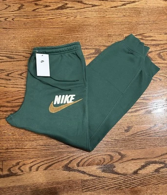 Nike Club Fleece Chenille Futura Jogger Pants Mens Large Green FN3094-323 NWT - Imagem 1 de 4