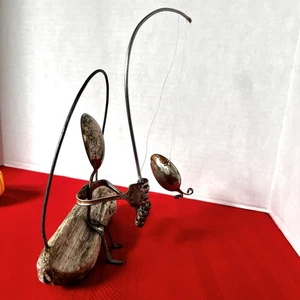 Metall Löffel und Gabel Stil Kunst Skulptur Mann Angeln auf Treibholz 10,5" Fisch - Bild 1 von 13
