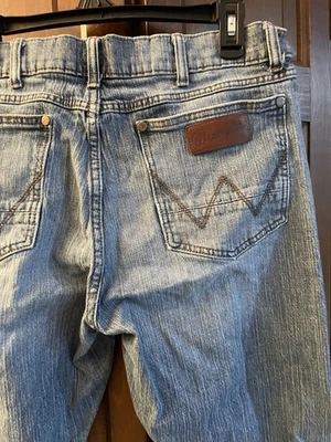 Pantalones de mezclilla Wrangler para hombre 34x30 azul desteñido ajustados rectos occidentales Foto 1 de 4