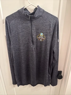 Under Armour NCAA Voleibol D1 Campeonatos 2024 Cuarto Cremallera Para hombres Talla Grande Foto 1 de 4