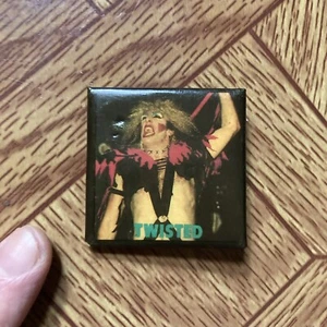 TWISTED SISTER VINTAGE SQUARE BUTTON PIN BADGE MADE IN CANADA - Bild 1 von 3