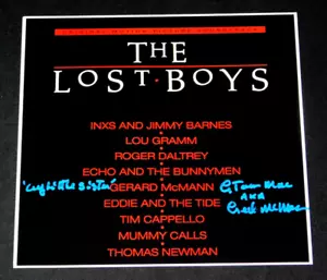 ÁLBUM DE FOTOS DE TERROR FIRMADO 12X12 THE LOST BOYS GERARD MCMANN ""G TOM MAC"" ¡FIRMADO!¡! - Imagen 1 de 1