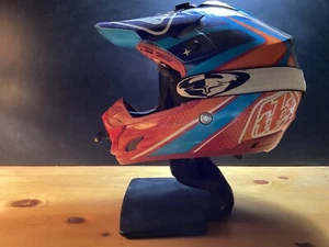 Motorcycle Helmet Display This Stand Has A Way Better Look Helmet Not Included - Bild 1 von 5