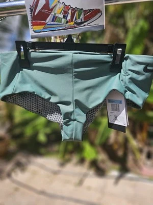 Talla MEDIANA Nike Mujer’s Hydralock Fusion Cheeky Kick Corto Color: VERDE BOSQUE Foto 1 de 4