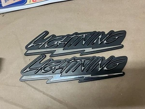 FITS 1999- 2004 99-04 FORD F-150 LIGHTNING FENDER EMBLEMS PAIR - Foto 1 di 3