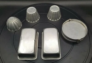 Lotto di 6 stampi vintage scanalati in gelatina, piccoli rettangoli e padelle per torta ad anello rotondo - Foto 1 di 10