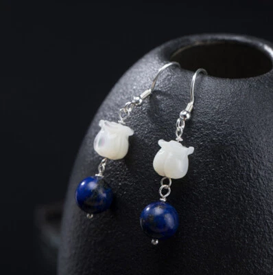 I04 Orecchino Argento 925 Con Fiore In Conchiglia Bianca E Sfera In LAPISLAZULI - Immagine 1 di 4