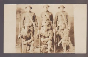 RPPC C1918 SOLDADOS DE LA PRIMERA GUERRA MUNDIAL Campo de Entrenamiento INSTRUCTORES DE GAS Estudio Ejército de EE. UU. 25º CO C - Imagen 1 de 3