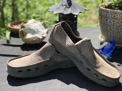 Mocasín Crocs Tideline marrón claro/taupe gamuza talla 12. Foto 1 de 4