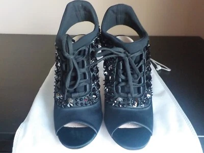 Zapatos de salón MIU MIU adornados con cristal satinado, talla 7 EE. UU., usados Foto 1 de 4
