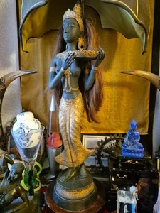 Thai Prince Pra Apai Manee mit Tablett aus Bronze Sculpture als Lampe - Bild 1 von 3