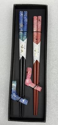 Juego de 2 palillos de madera japoneses patrón Sakura de laca para él y ella nuevo en caja Foto 1 de 4