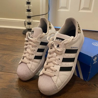 Tenis para mujer Adidas Superstar de tacón de leopardo talla 7,5 - rayas blancas y negras Foto 1 de 4