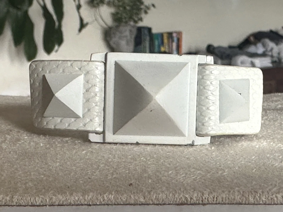 Pulsera Vince Camuto Pirámide Cuero Blanco Con Defecto Foto 1 de 4